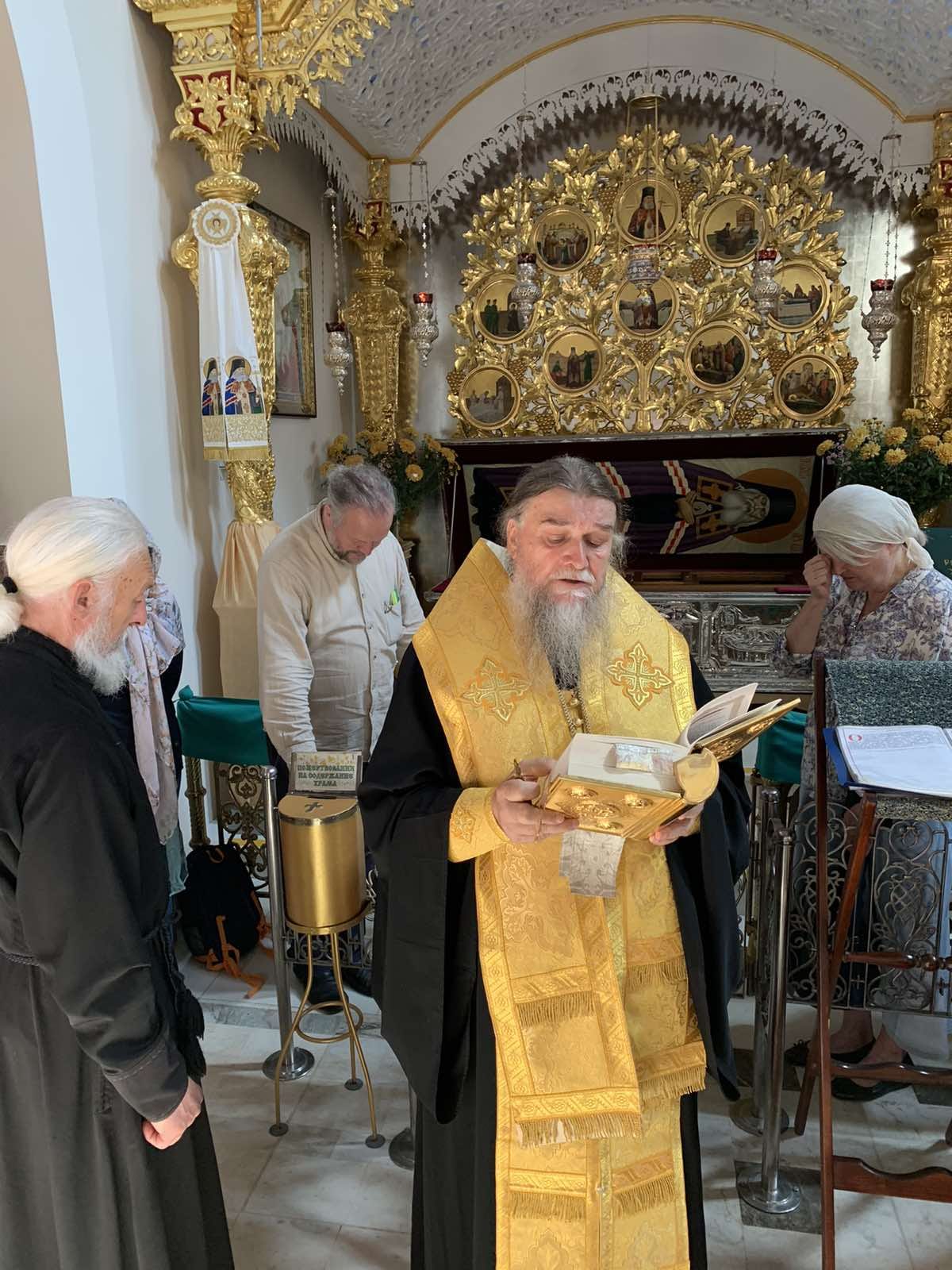 Молебен у мощей Святителя Луки в Свято-Троицком монастыре г. Симферополя